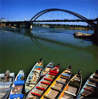 Image: The famous Pol-e Sefid over the Karun River in Ahvaz